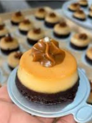 Mini pastel de chocolate y caramelo
